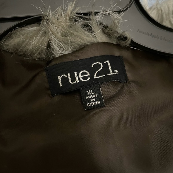 Rue 21 Faux Fur Vest. Size XL Great Condition - Picture 8 of 8